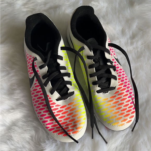 Nike Soccer Cleats Size 6Y / 7.5W - Picture 3 of 4